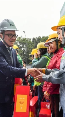 Tổng Biên tập Báo Nhân Dân Lê Quốc Minh trao quà cho các công nhân xây dựng tại công trường Ecopark, Hưng Yên năm 2024. (Ảnh: CTV/Vietnam+) 