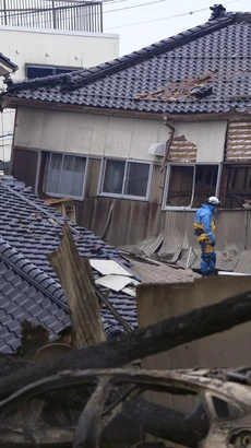 Những ngôi nhà bị phá hủy sau trận động đất tại Wajima, tỉnh Ishikawa, Nhật Bản, ngày 2/1/2024. (Ảnh: Kyodo/TTXVN)