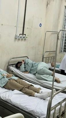 Hơn 70 bệnh nhân nghi ngộ độc đang được điều trị tại Bệnh viện đa khoa khu vực Long Khánh (Đồng Nai) sau khi ăn bánh mỳ. (Ảnh: TTXVN phát)