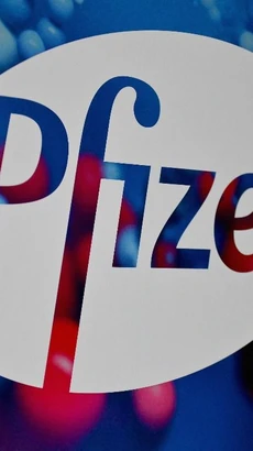 Biểu tượng Pfizer tại trụ sở của hãng ở New York, Mỹ. (Ảnh: AFP/TTXVN)