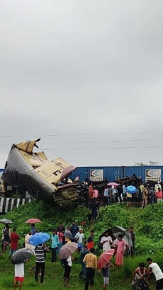 Hiện trường vụ tai nạn đường sắt ở khu vực Darjeeling, thuộc bang Tây Bengal, miền Đông Ấn Độ ngày 17/6/2024. (Ảnh: ANI/TTXVN)