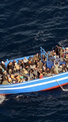 Người di cư bất hợp pháp được hải quân Italy giải cứu ở vùng biển ngoài khơi đảo Lampedusa (Italy), trên Địa Trung Hải. (Ảnh minh họa: AFP/TTXVN)