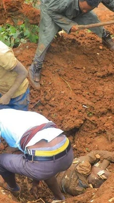 Lực lượng cứu hộ tìm kiếm các nạn nhân vụ lở đất ở huyện Geze Gofa, miền Nam Ethiopia, ngày 22/7/2024. (Ảnh: THX/TTXVN)