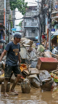 Người dân dọn dẹp sau mưa lũ tại Marikina, Philippines ngày 25/7/2024. (Nguồn: THX/TTXVN)