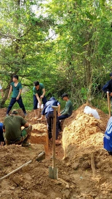 Cán bộ, chiến sỹ Đội K91 làm nhiệm vụ tìm kiếm, quy tập hài cốt liệt sỹ, quân tình nguyện Việt Nam hy sinh ở chiến trường Campuchia. (Ảnh: TTXVN phát)