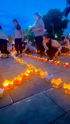 Thắp nến trong Đại lễ cầu siêu tri ân anh hùng liệt sỹ tại Quảng trường Giải phóng, thị xã Quảng Trị. (Ảnh: Nguyên Linh/TTXVN)