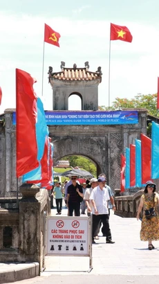 Mỗi ngày, Thành cổ Quảng Trị đón tiếp hơn 1.000 lượt khách đến tham quan, dâng hương, dâng hoa trong dịp 27/7. (Ảnh: Thanh Thủy/TTXVN)