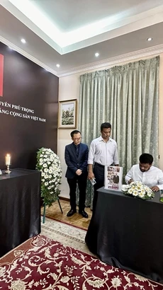 Chủ tịch Đảng JVP-NPP của Sri Lanka ghi sổ tang tưởng nhớ Tổng Bí thư Nguyễn Phú Trọng. (Nguồn: TTXVN)