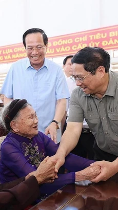 Thủ tướng Phạm Minh Chính thăm hỏi Mẹ Việt Nam Anh hùng tại Trung tâm Điều dưỡng thương binh Nho Quan, Ninh Bình, tháng 7/2023. (Ảnh: Dương Giang/TTXVN)