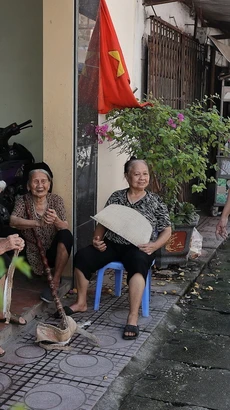 Nhân viên trạm y tế xã Thượng Mỗ (huyện Đan Phượng) tuyên truyền cho người dân về các biện pháp phòng dịch sốt xuất huyết. (Ảnh: Minh Quyết/TTXVN)