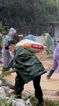 Lực lượng quân đội đang gia cố kè suối tại thành phố Yên bái. (Ảnh: TTXVN phát)