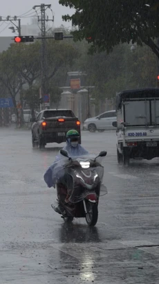 Phương tiện di chuyển gặp khó khăn do mưa lớn trên tuyến đường Núi Thành (quận Hải Châu). (Ảnh: Văn Dũng/TTXVN)