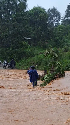 Mưa lớn do ảnh hưởng của bão số 4 gây ngập ngầm tràn ở xã Ba Tầng, huyện miền núi Hướng Hóa (Quảng Trị). (Ảnh: TTXVN phát)