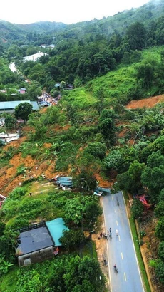 Mưa lũ đã sạt lở cả quả đồi, tràn xuống Quốc lộ 2 tuyến đường Hà Giang-Tuyên Quang và các tỉnh (đoạn qua xã Việt Vinh, huyện Bắc Quang) gây thiệt hại nặng nề về tài sản của nhân dân. (Ảnh: TTXVN phát)