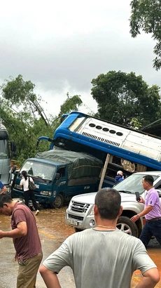 Mưa lũ đã sạt lở cả quả đồi, tràn xuống Quốc lộ 2 tuyến đường Hà Giang-Tuyên Quang và các tỉnh (đoạn qua xã Việt Vinh, huyện Bắc Quang) gây thiệt hại nặng nề về tài sản của nhân dân. (Ảnh: TTXVN phát)