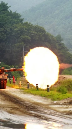 Quân đội Hàn Quốc tiến hành cuộc tập trận bắn đạn thật ở Cheorwon. (Ảnh: AFP/TTXVN)