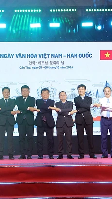 Các đại biểu thể hiện sự đoàn kết tại lễ khai mạc Ngày văn hóa Việt Nam-Hàn Quốc tại Cần Thơ năm 2024. (Ảnh: Trung Kiên/TTXVN)