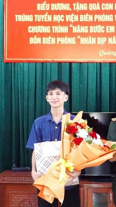 Đại tá Trịnh Thanh Bình, Chỉ huy trưởng Bộ đội Biên phòng Quảng Bình biểu dương thành tích của Nguyễn Anh Vũ khi đậu vào Học viện Biên phòng. (Ảnh: TTXVN phát)