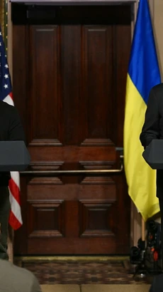 Tổng thống Mỹ Joe Biden (phải) và người đồng cấp Ukraine Volodymyr Zelensky. (Ảnh: AFP/TTXVN)