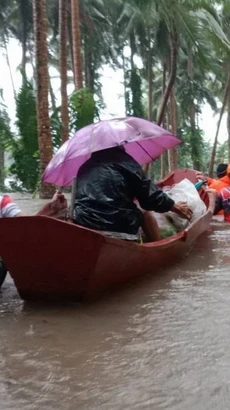 Lực lượng cứu hộ sơ tán người dân khỏi vùng ngập lụt sau những trận mưa lớn do ảnh hưởng của bão Trami tại tỉnh Albay, Philippines, ngày 22/10/2024. (Ảnh: THX/TTXVN)