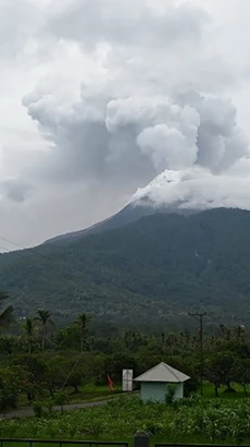 Tro bụi phun lên từ miệng núi lửa Lewotobi Laki-Laki, nhìn từ làng Pulolera ở huyện Flores Timur, Đông Nusa Tenggara, Indonesia. (Ảnh: THX/TTXVN)