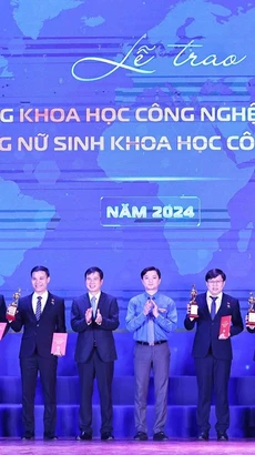 Bí thư Trung ương Đoàn Nguyễn Minh Triết trao Giải thưởng Khoa học công nghệ Quả Cầu Vàng cho các tài năng trẻ. (Ảnh: Minh Đức/TTXVN)