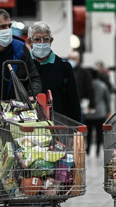 Người dân mua sắm tại siêu thị ở Bordeaux, Pháp. (Ảnh: AFP/TTXVN)