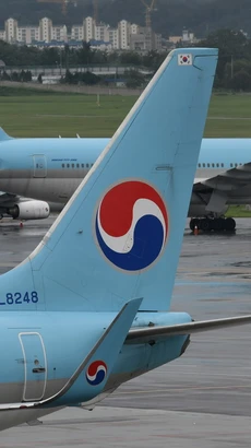 Máy bay của Hãng hàng không Korean Air đỗ tại sân bay Gimpo ở Seoul, Hàn Quốc. (Ảnh: AFP/TTXVN)