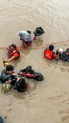 Lực lượng cứu hộ sơ tán người dân khỏi vùng ngập lụt do bão Trami tại tỉnh Camarines Sur, Philippines ngày 24/10/2024. (Ảnh: THX/TTXVN)