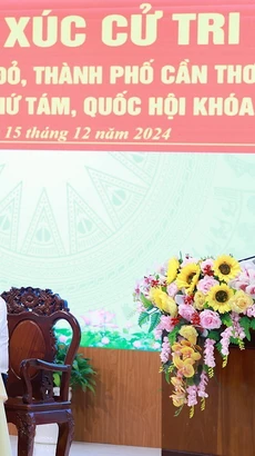 Thủ tướng Phạm Minh Chính phát biểu tại buổi tiếp xúc cử tri huyện Cờ Đỏ, thành phố Cần Thơ. (Ảnh: Dương Giang/TTXVN)