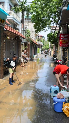 Người dân hối hả dọn dẹp, quay trở lại cuộc sống thường nhật sau bão Yagi 