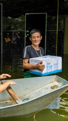 Cận cảnh vùng 'rốn lũ' Hà Nội: Đi thuyền đến từng nhà dân để cung cấp nước sạch