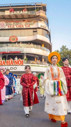 Hàng trăm người mặc cổ phục Việt Nam diễu hành trên các phố lớn Thủ đô