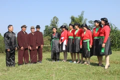 Các thành viên Câu lạc bộ hát Soọng Cô xã Bình Dân, huyện Vân Đồn, tỉnh Quảng Ninh tập hát. (Nguồn: Báo Quảng Ninh)
