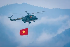 Mãn nhãn phần trình diễn của trực thăng tại Lễ kỷ niệm Chiến thắng Điện Biên Phủ