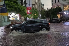 Tuyến đường Chiến Thắng (quận Hà Đông) bị ngập sau cơn mưa lớn. (Ảnh: TTXVN phát)