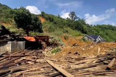 Vụ sạt lở đất làm đổ sập hoàn toàn ngôi nhà của ông Hoàng Nguyên Lâm, tại bản Tát, xã Châu Quế Hạ, huyện Văn Yên, tỉnh Yên Bái. (Ảnh: TTXVN phát)