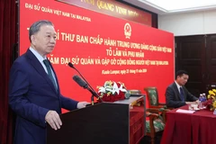 Tổng Bí thư Tô Lâm nói chuyện với cán bộ, nhân viên Đại sứ quán và cộng đồng người Việt Nam tại Malaysia. (Ảnh: Thống Nhất/TTXVN)