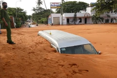 Lũ cát đỏ vùi lấp nhiều ôtô và xe máy ở Mũi Né
