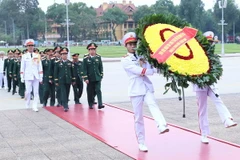 Quân ủy Trung ương, Bộ Quốc phòng đặt vòng hoa và vào lăng viếng Chủ tịch Hồ Chí Minh. (Ảnh: An Đăng/ TTXVN)