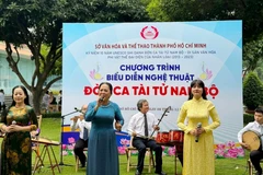 Các nghệ nhân biểu diễn Đờn ca tài tử trong khuôn viên Bảo tàng Hồ Chí Minh – Chi nhánh Thành phố Hồ Chí Minh, quận 4. (Ảnh: Thu Hương/TTXVN)