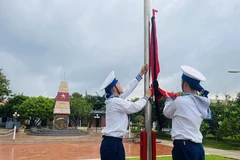 Từ đảo xa, cán bộ chiến sĩ Trường Sa treo cờ rủ tưởng nhớ Tổng Bí thư Nguyễn Phú Trọng. (Ảnh: Cục Chính trị - Bộ Tư lệnh Hải Quân)