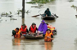 Việc di dời người dân đến nơi an toàn ưu tiên người yếu thế (người già, phụ nữ có thai, trẻ em…). (Ảnh: TTXVN phát)