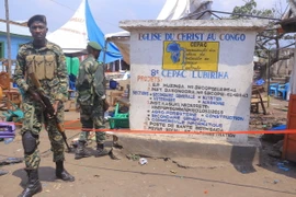 Lực lượng an ninh gác tại hiện trường vụ tấn công ở thành phố Kasindi, tỉnh Bắc Kivu, Cộng hòa Dân chủ Congo ngày 15/1/2023. (Ảnh: THX/TTXVN)