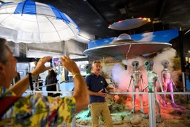 Du khách chụp ảnh bên cạnh mô hinh người ngoài hành tinh tại Lễ hội UFO năm 2021 tổ chức tại Roswell, Mỹ. (Ảnh: AFP)