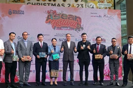 Phó Tổng thư ký Bộ Du lịch, Nghệ thuật và Văn hóa Malaysia, Mohd Yusri Bin Mohd Yusoff chụp ảnh lưu niệm cùng đại diện của Đại sứ quán các nước ASEAN. (Ảnh: Hằng Linh/TTXVN)