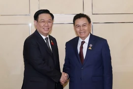 Chủ tịch Quốc hội Vương Đình Huệ và Chủ tịch Quốc hội Lào Saysomphone Phomvihane. (Ảnh: Doãn Tấn/TTXVN)