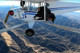 Hình ảnh ghi lại cảnh Jacob lao ra khỏi chiếc máy bay bị trục trặc động cơ. (Nguồn: YouTube)