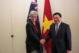 Ông Nguyễn Xuân Thắng và Bộ trưởng Ngoại giao Australia Penny Wong. (Ảnh: Lê Đạt/TTXVN)
