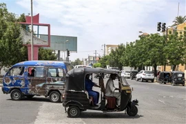 Các phương tiện di chuyển trên một tuyến phố ở Port Sudan. (Ảnh: AFP/TTXVN)